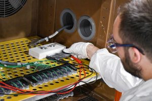 © Fraunhofer IKTSKontaktieren einer Pouchzelle mit Elektrodenmaterialien aus dem ThüNaBsE-Projekt.