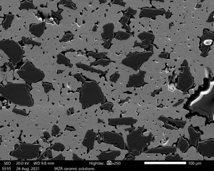 REM-Aufnahme des Metall-Keramik-Gefüges.