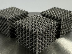 Additiv gefertigte Gitterstruktur, deren Aufbau als Grundlage für die Gestaltung patientenspezifischer Implantate dienen kann.