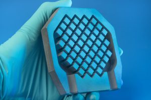 Stacksystem mit funktionalisierter Schaumkeramik und LED-Array zur photokatalytischen Reinigung industrieller Prozesswässer.© Fraunhofer IKTS