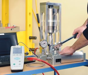 Kalibriergerät im Einsatz für Druckmessertest (Urheber: burster)