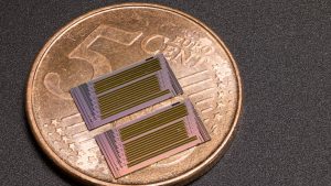 Der kompakte Modulator ermöglicht eine schnelle und energieeffiziente Datenübertragung und lässt sich kostengünstig herstellen. (Foto: Hugo Larocque, EPFL)