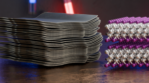 Kombination eines Modells aus einer Rasterelektronenmikroskop-Aufnahme (links) mit einem Ausschnitt der zugrunde liegenden Kristallstruktur eines untersuchten MXenes mit präzise kontrollierten Oberflächenabschlüssen.© B. Schröder/HZDR