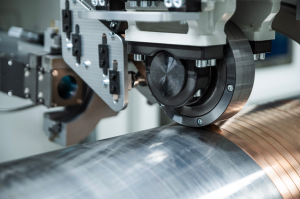 © Christoph Wilsnack/Fraunhofer IWSDas Fraunhofer IWS hat das neue Verfahren »Laserdirektplattieren« entwickelt, das eine funktionale Schicht direkt auf dem Grundkörper erzeugt, indem ein bandförmiges Metall spiralförmig auf rotationssymmetrische Bauteile aufgebracht und lokal per Laser stoffschlüssig verbunden wird.