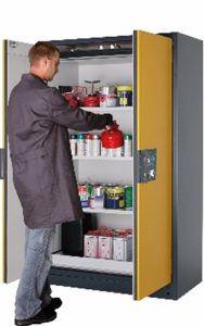 Brennbare Flüssigkeiten, Chemikalien und Co. sollten immer in Typ-90-Sicherheitsschränken gelagert werden.