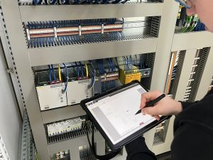 Inbetriebnehmer nimmt die Messwertaufnahme und Protokollierung vor Ort per Tablet vor. (Urheber: TPPA)