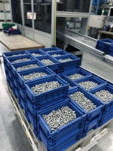 Arnold setzt aus Gründen der Nachhaltigkeit und Effizienz auf Direktversand: Bauteile werden direkt automatisiert in wiederverwendbare oder recyclingfähige Verpackungen gefüllt und darin versandt. (Urheber: Arnold)