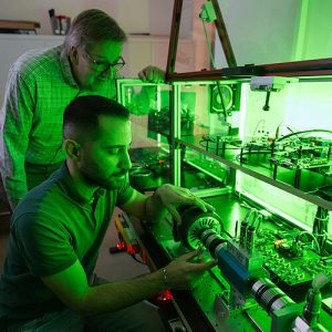 © Oliver DietzeUm die Temperaturverteilung im Elektromotor in Echtzeit mit KI-Methoden schätzen zu können, sammelte Doktorand Saeed Farzami aus dem Team von Professor Matthias Nienhaus (stehend) an einem selbstentwickelten Teststand Massen von Daten. Hierzu stattete er einen Elektromotor an allen kritischen Stellen mit Sensoren aus, wo Temperatur ins Spiel kommen kann: an verschiedenen Orten in den Wicklungen, im Rotor und auch am Gehäuse. 