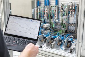 Echtzeit-Datenanalyse: Grundlage für den KI-gestützten Druckluft-Assistenten zur automatischen Leckageerkennung und vorausschauenden Wartung.Bild: EEP / Rainer Bez