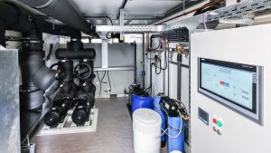 Die gesamte Technik – inklusive Pumpen, Tanks, Kältemaschinen undSchaltschränken – ist in eine wetterfeste Container-Kombination integriert und im
Außenbereich platziert