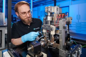 © Jürgen Jeibmann/Fraunhofer IWSMit dem Forschungsprojekt BioSlide untersucht das Fraunhofer IWS, wie sich Gleitsysteme nachhaltiger und energieeffizienter auslegen lassen. An diesem Gleitlager-Teststand lassen sich neue Werkstoffe besonders anwendungsnah prüfen.