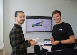 Nils Meyer (rechts) und Projekt-Mitarbeiter Julian Greif entwickeln ein KI-Tool, um die Bauteilentwicklung im Spritzguss zu optimieren. Teresa Grunwald