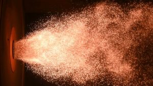 Eisenstaubflamme im Labormaßstab. Aufnahme aus Darstellungsgründen um 90 Grad gedreht. (Janik Hebel, TU Darmstadt)