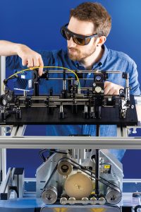 © Fraunhofer IKTSMit dem neuartigen Prüfsystem auf Basis der Optischen Kohärenztomographie (OCT) des Fraunhofer IKTS lassen sich Defekte in Siegelnähten bereits während des Verpackungsprozesses in Echtzeit zerstörungsfrei und hochaufgelöst identifizieren.